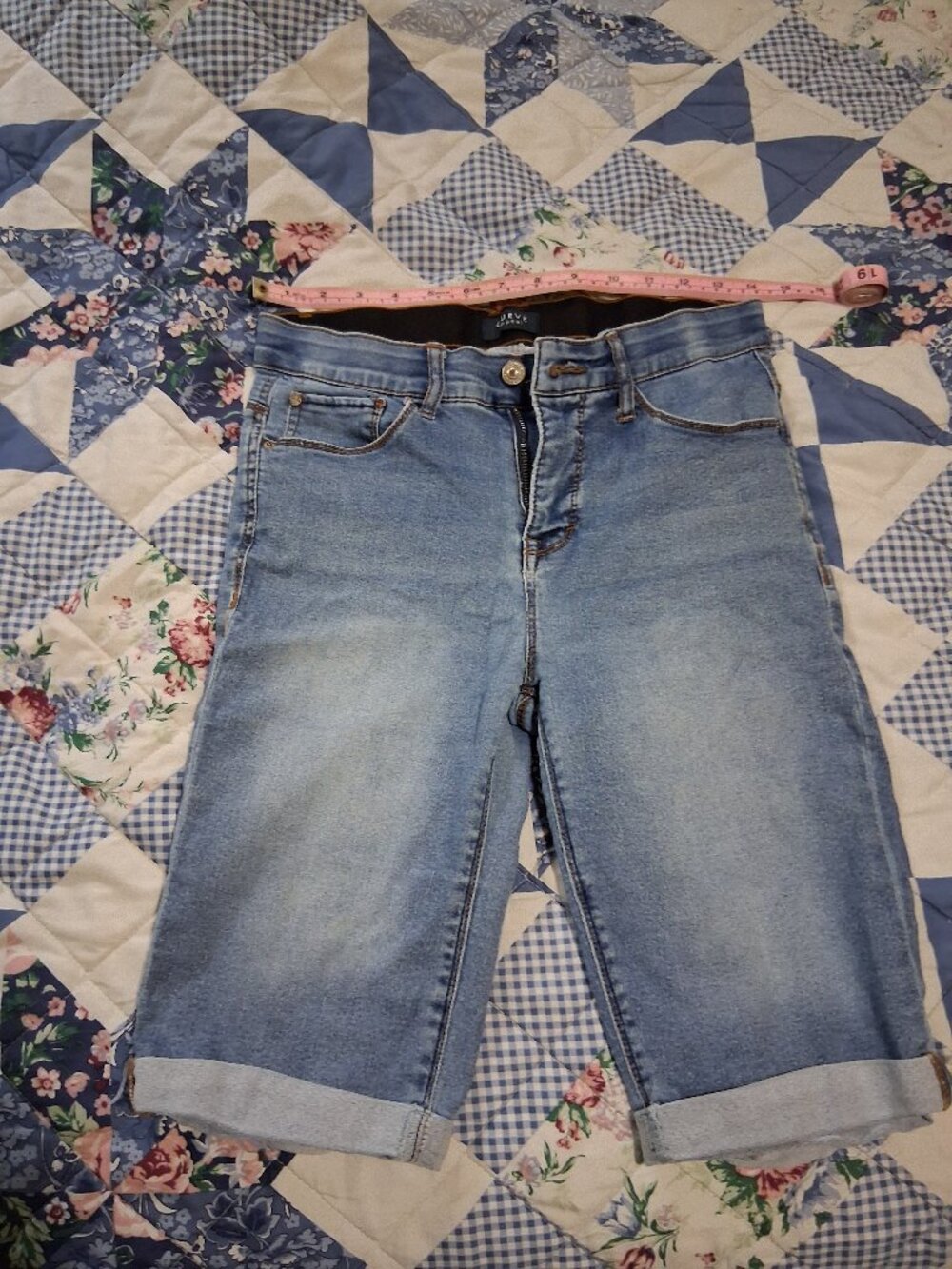 Knee length stretchy curve appeal shorts.
